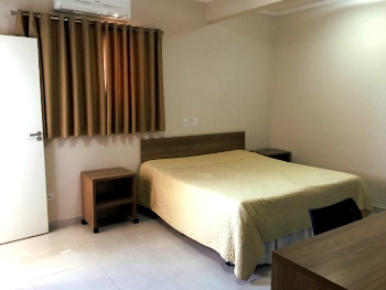 Ampla suíte com cama box de casal