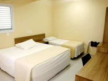 Amplo apartamento com uma cama box de casal e uma cama box de solteiro